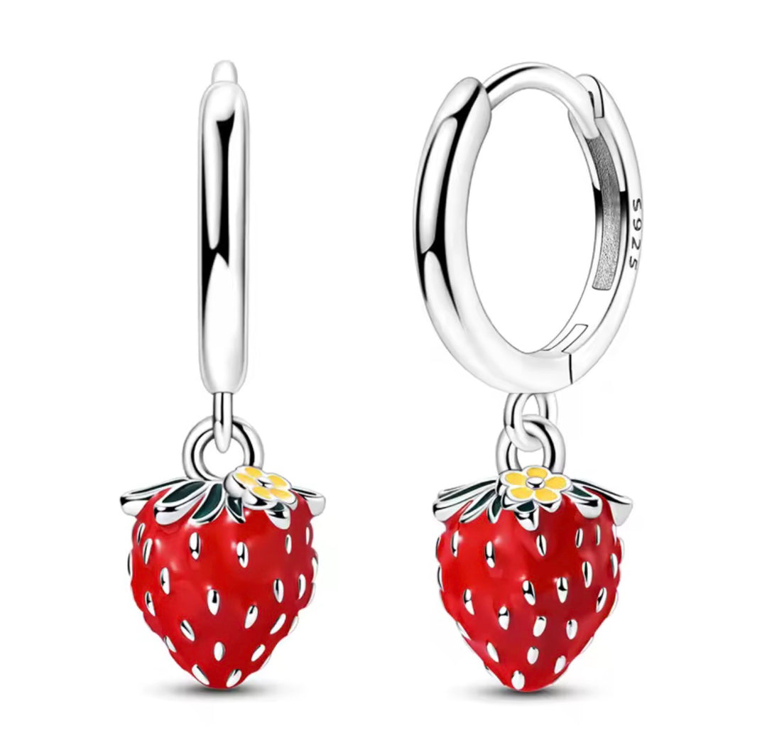 Zilvere aardbeien oorbellen