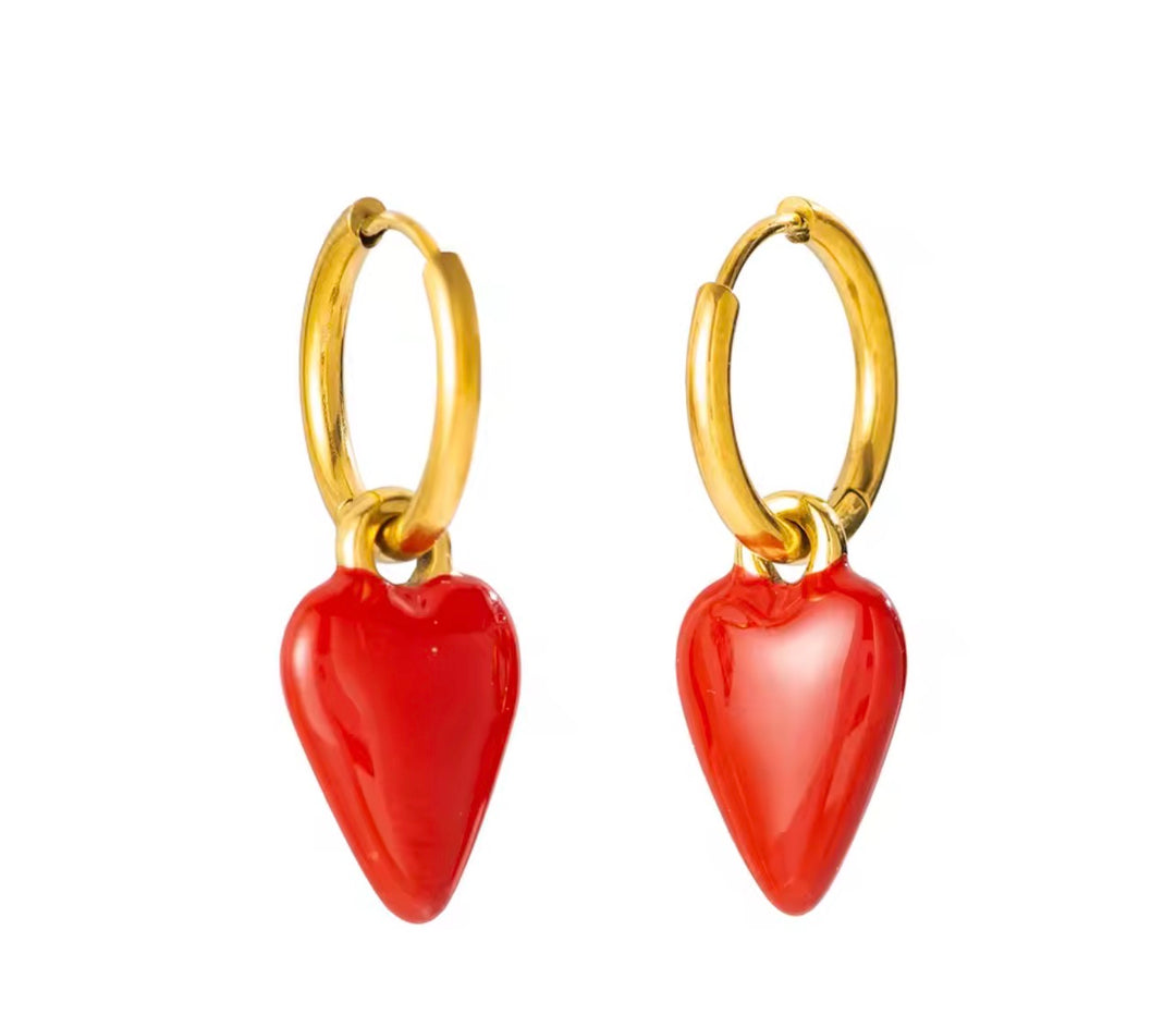 Gouden oorbel met rood hartje