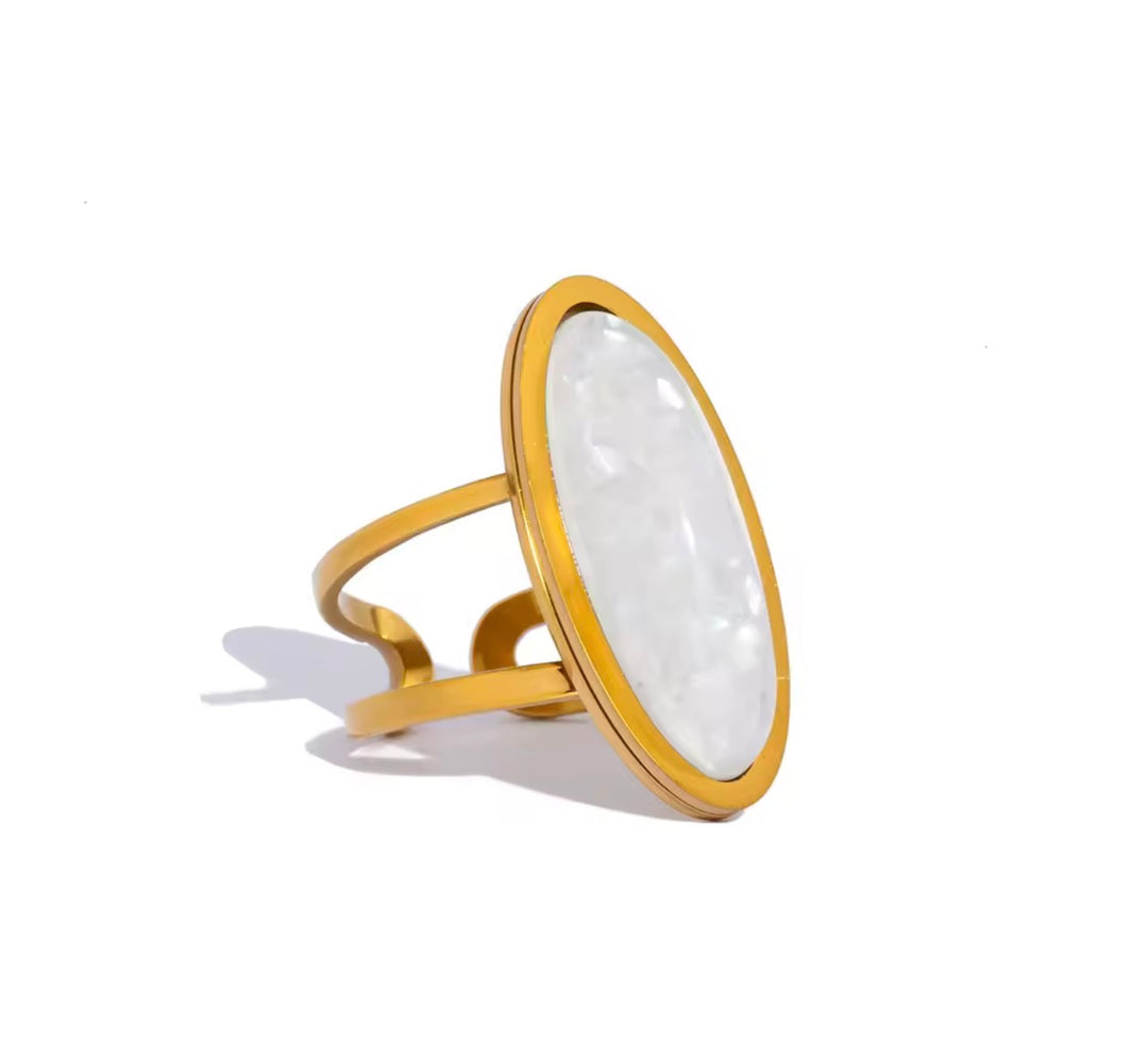 Gouden ring met witte steen