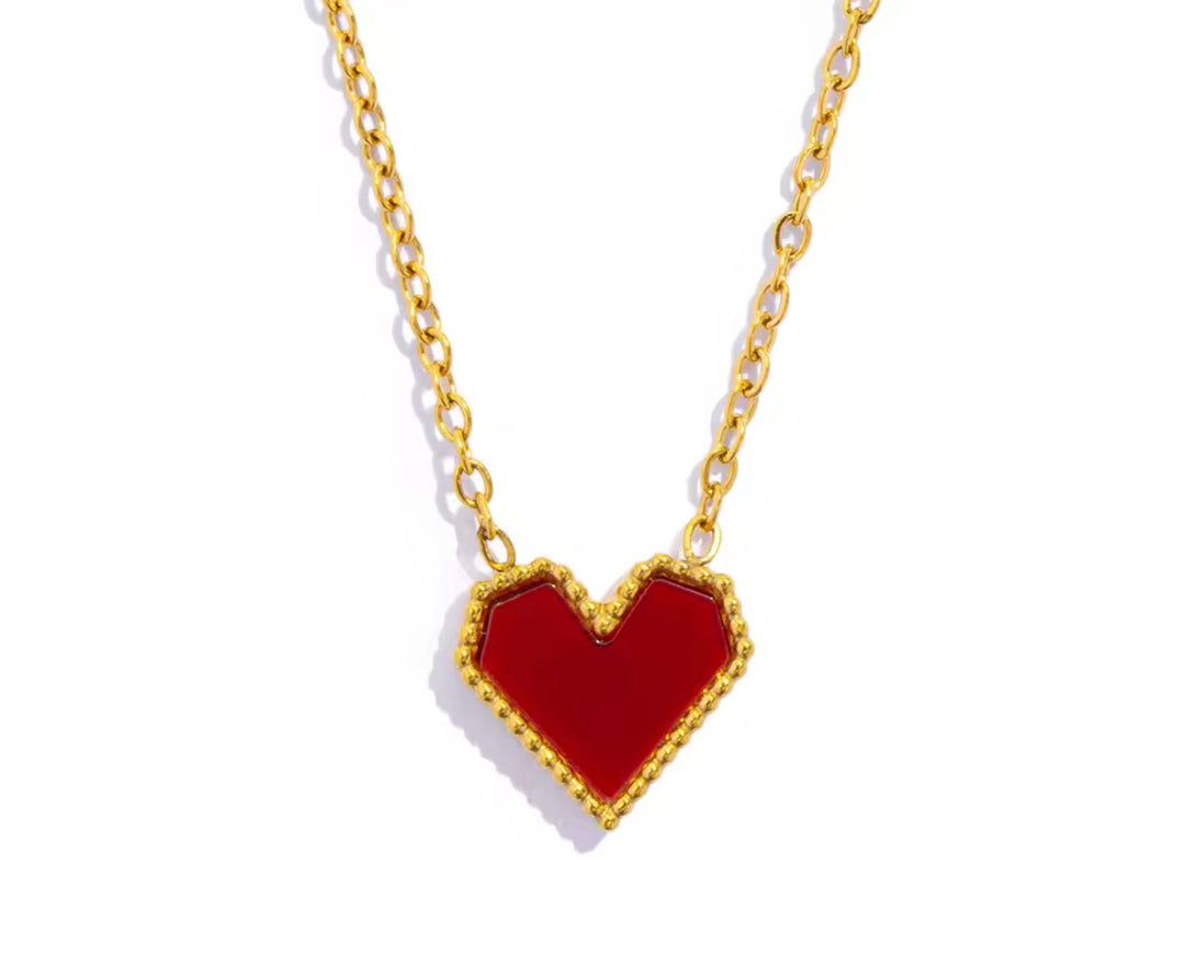 Gouden ketting met rood hartje